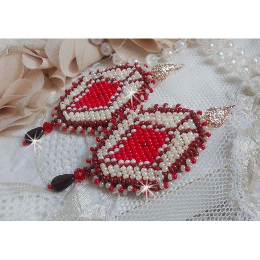 BO Romane broderad med röda, Bordeaux, Ivory glaspärlor och släta Granat kronblad droppar.