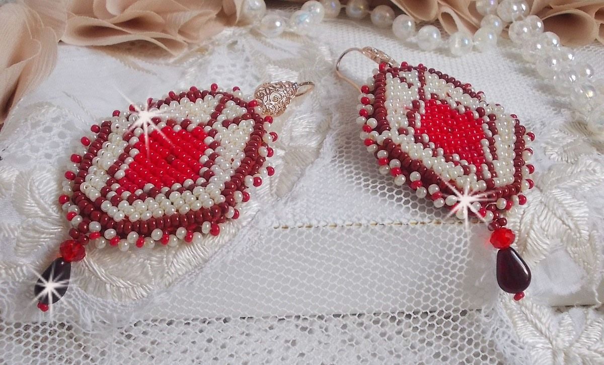 BO Romane broderad med röda, Bordeaux, Ivory glaspärlor och släta Granat kronblad droppar.