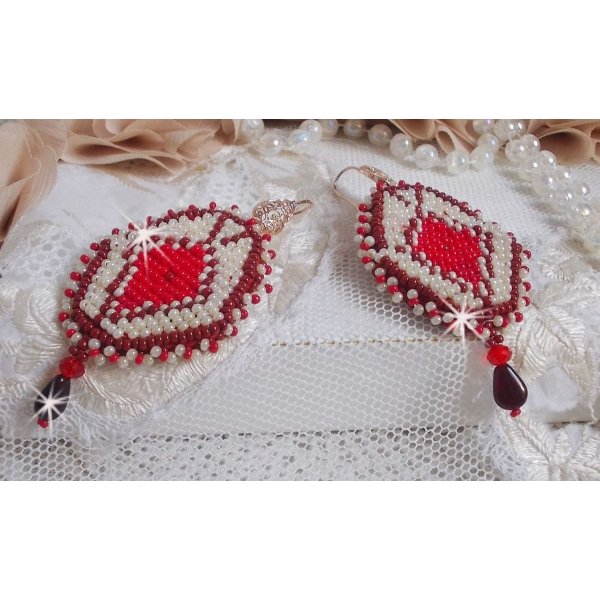BO Romane broderad med röda, Bordeaux, Ivory glaspärlor och släta Granat kronblad droppar.
