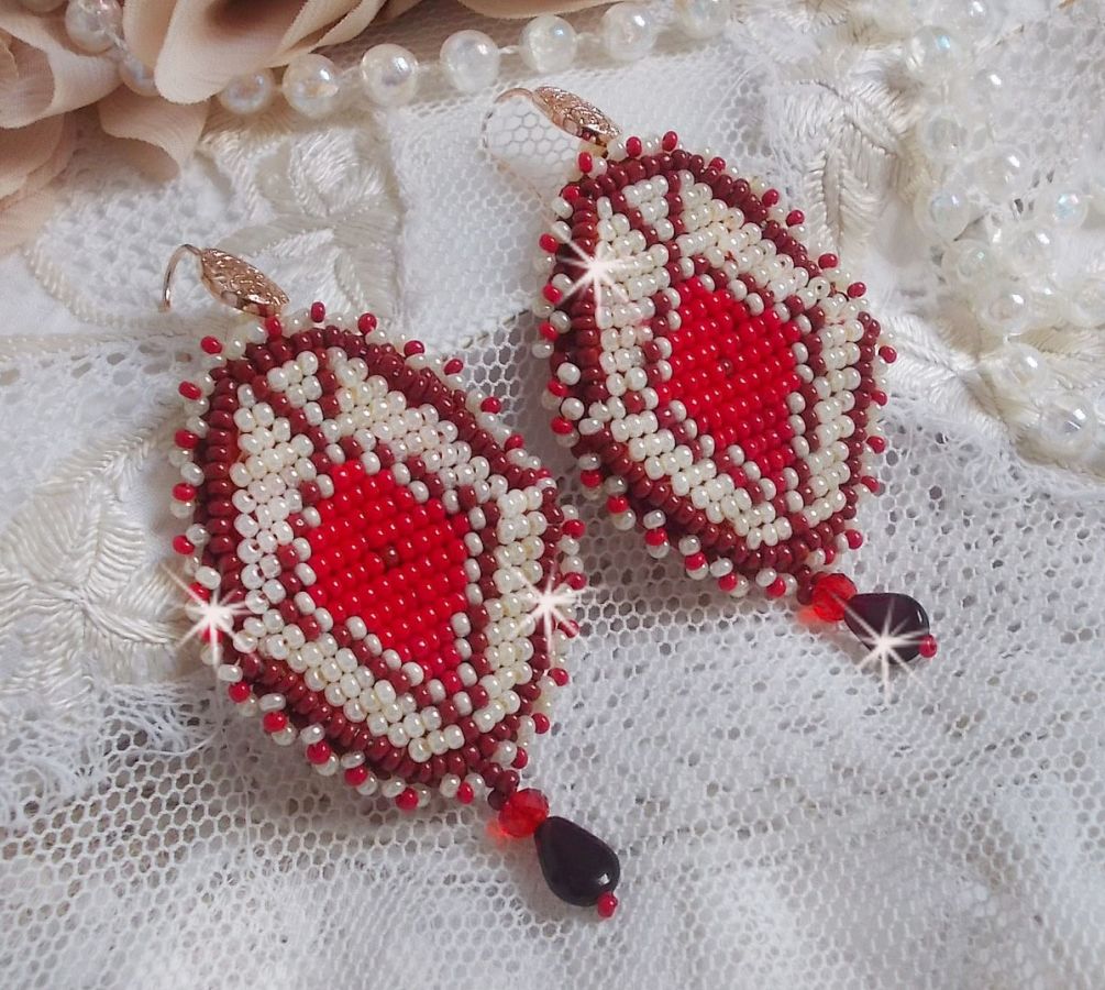 BO Romane broderad med röda, Bordeaux, Ivory glaspärlor och släta Granat kronblad droppar.