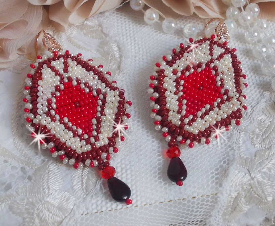 BO Romane broderad med röda, Bordeaux, Ivory glaspärlor och släta Granat kronblad droppar.