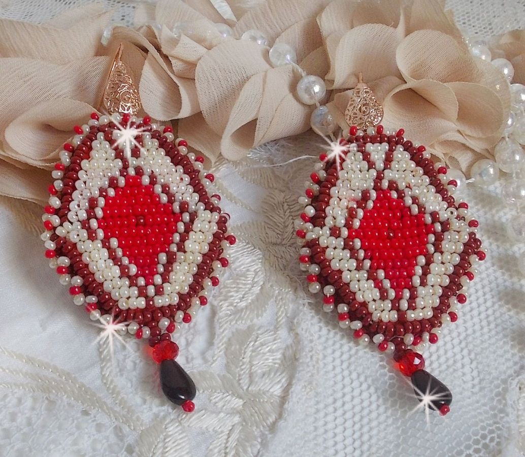 BO Romane broderad med röda, Bordeaux, Ivory glaspärlor och släta Granat kronblad droppar.