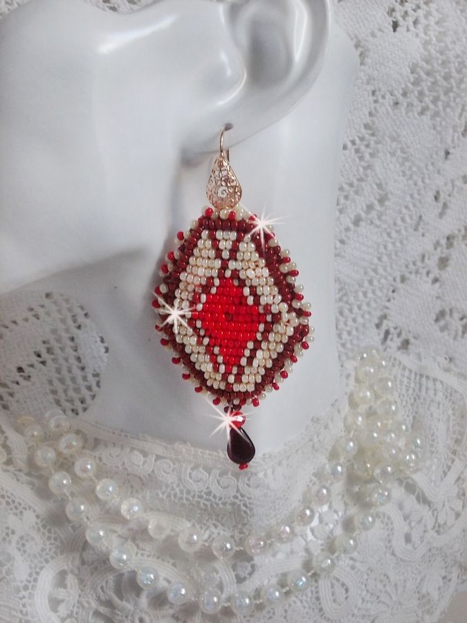 BO Romane broderad med röda, Bordeaux, Ivory glaspärlor och släta Granat kronblad droppar.