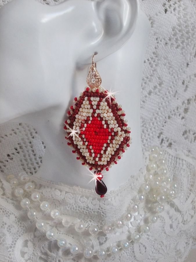 BO Romane broderad med röda, Bordeaux, Ivory glaspärlor och släta Granat kronblad droppar.