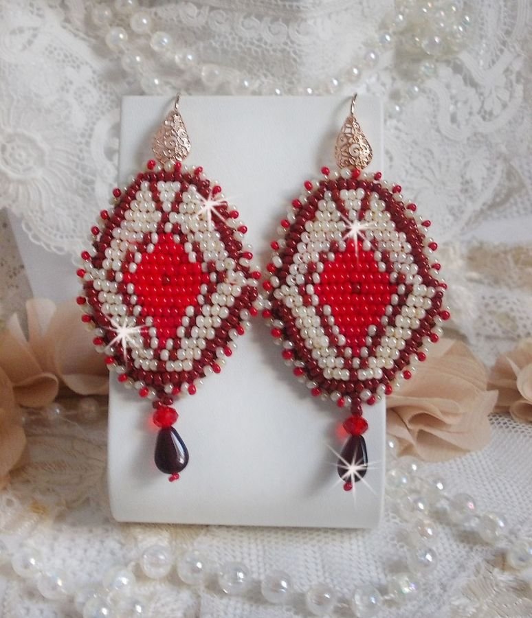 BO Romane broderad med röda, Bordeaux, Ivory glaspärlor och släta Granat kronblad droppar.