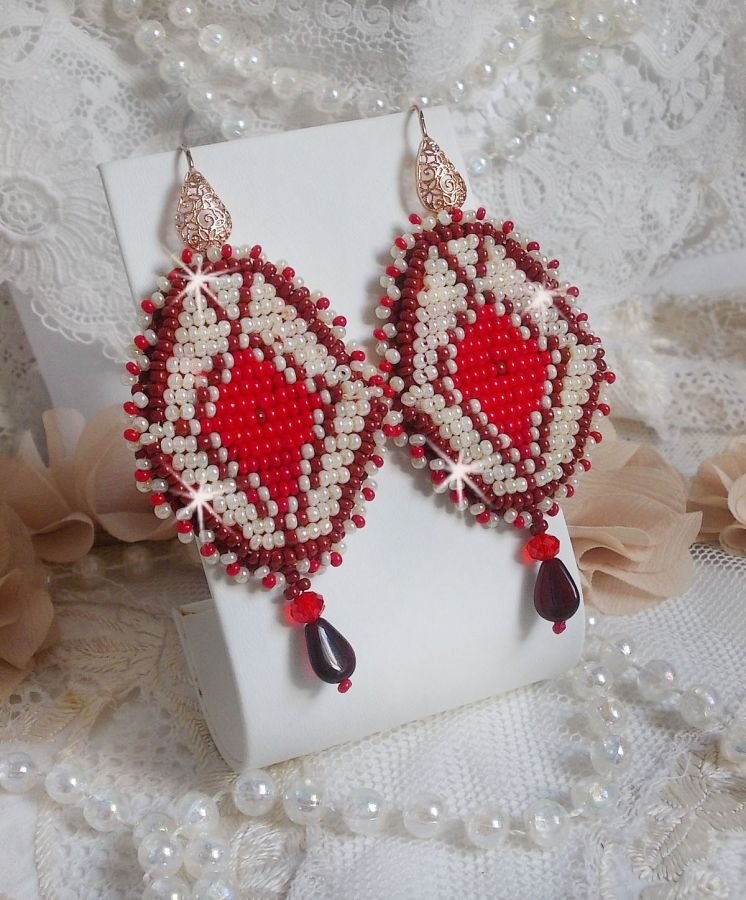 BO Romane broderad med röda, Bordeaux, Ivory glaspärlor och släta Granat kronblad droppar.
