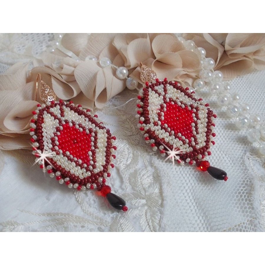 BO Romane broderad med röda, Bordeaux, Ivory glaspärlor och släta Granat kronblad droppar.