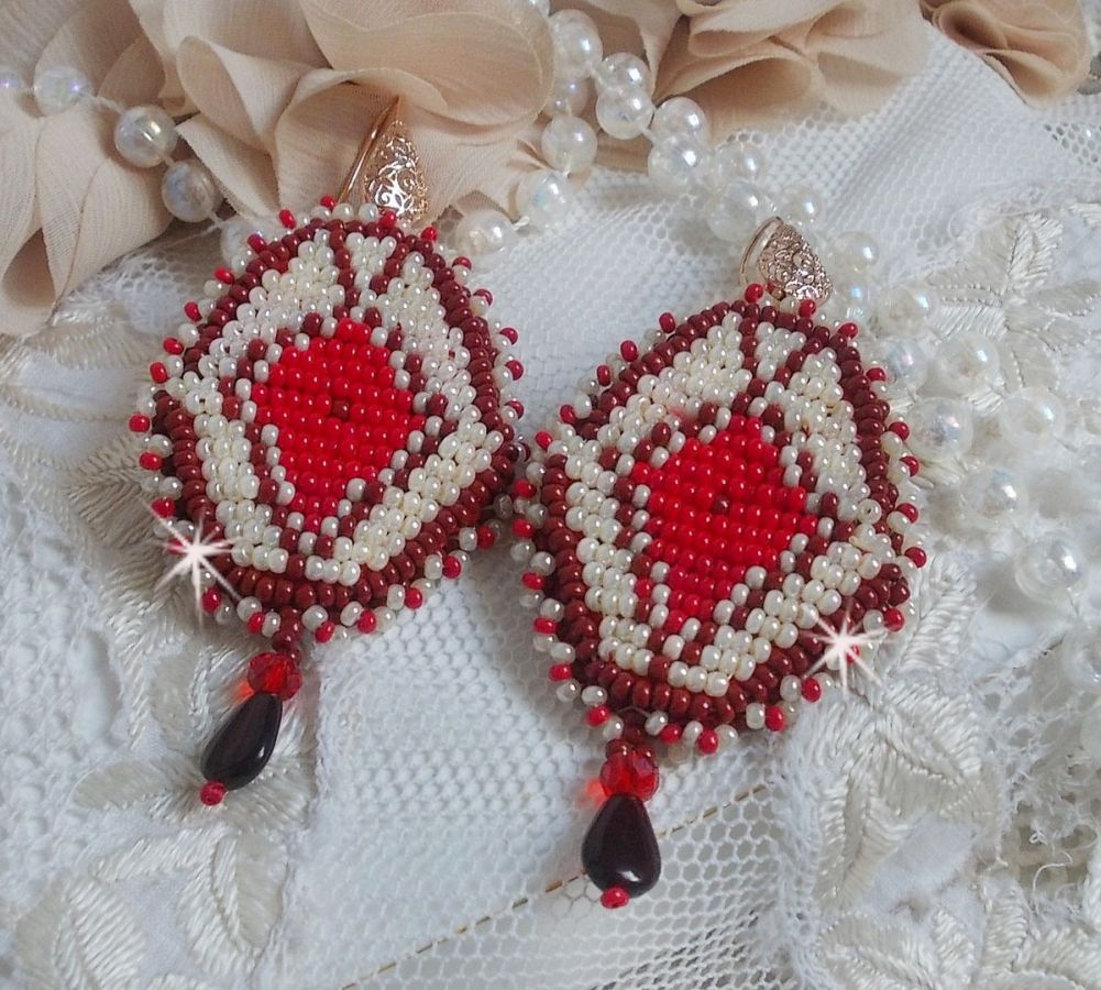 BO Romane broderad med röda, Bordeaux, Ivory glaspärlor och släta Granat kronblad droppar.