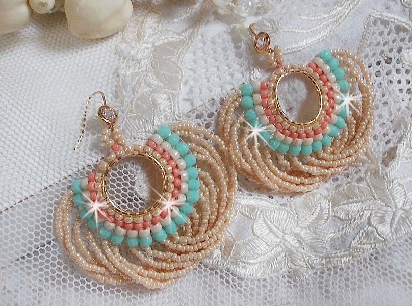 BO Ronde de Perles skapad med rocailles och glasfasetter fr&aring;n Boh&egrave;me