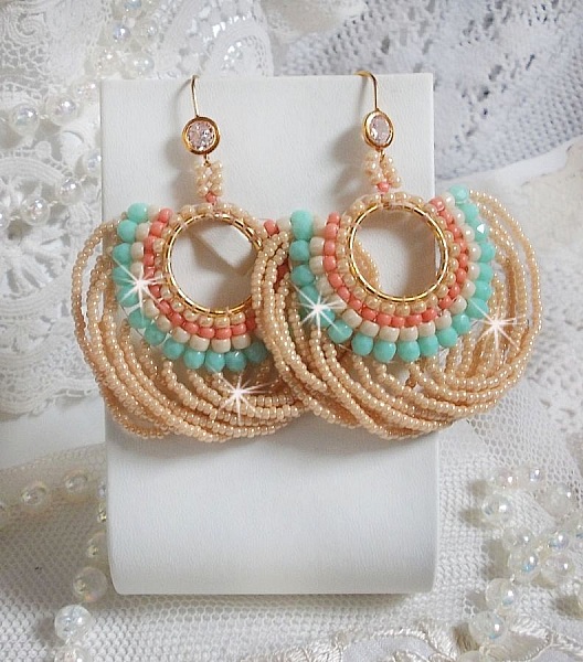 BO Ronde de Perles skapad med rocailles och glasfasetter fr&aring;n Boh&egrave;me