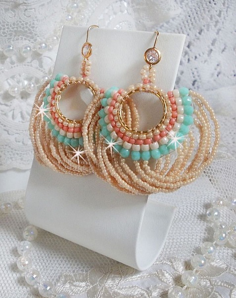 BO Ronde de Perles skapad med rocailles och glasfasetter fr&aring;n Boh&egrave;me