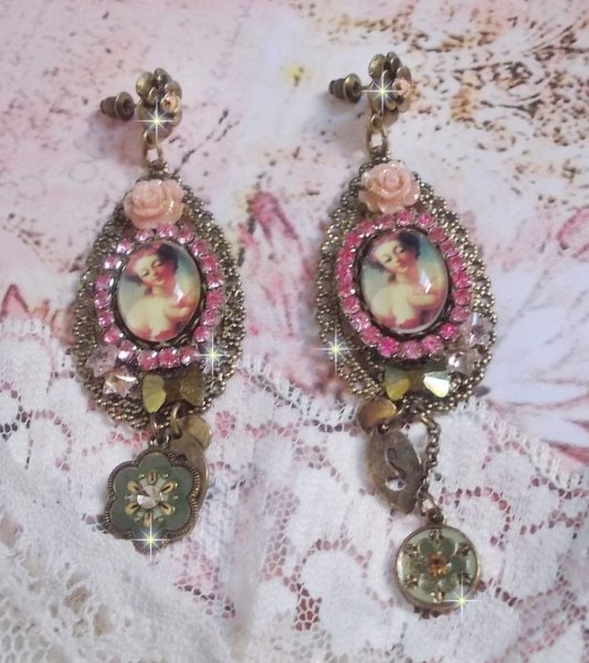 BO Rosalene skapad med kristaller, hartsblommor, berlocker och olika material. 