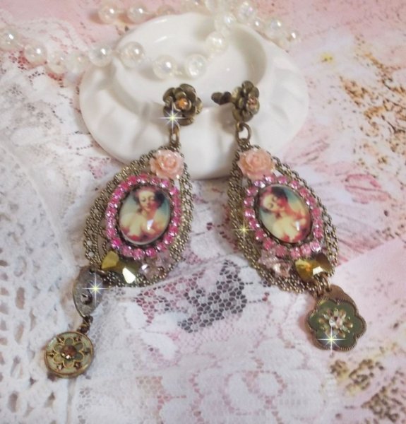 BO Rosalene skapad med kristaller, hartsblommor, berlocker och olika material. 