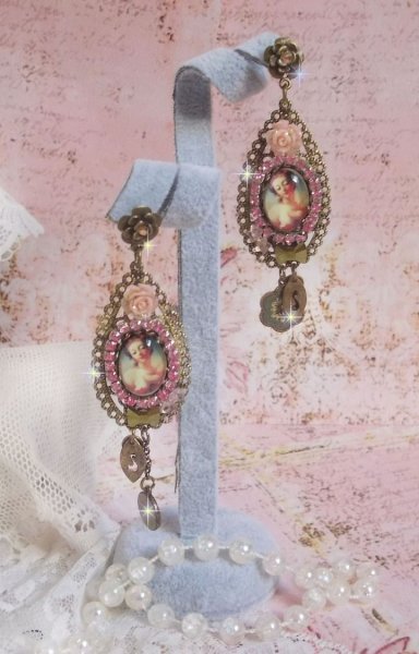 BO Rosalene skapad med kristaller, hartsblommor, berlocker och olika material. 