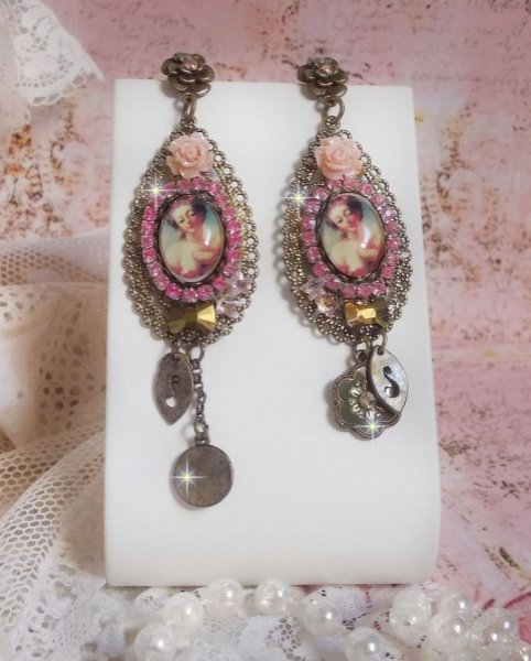 BO Rosalene skapad med kristaller, hartsblommor, berlocker och olika material. 