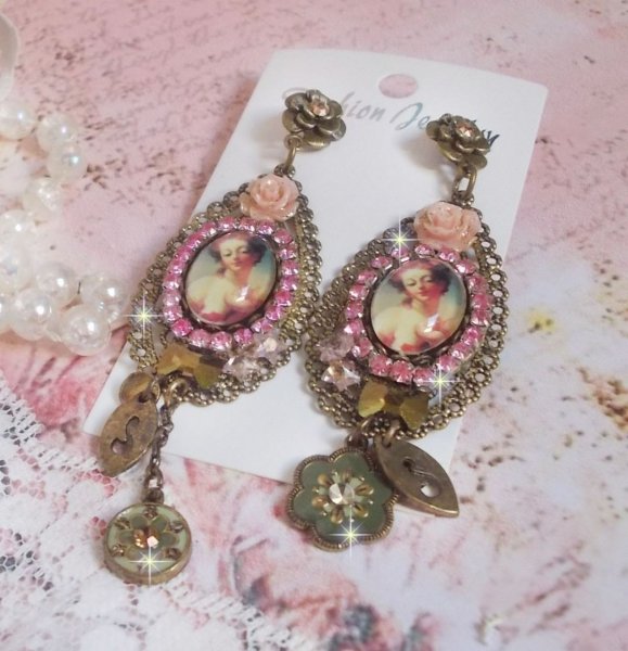 BO Rosalene skapad med kristaller, hartsblommor, berlocker och olika material. 