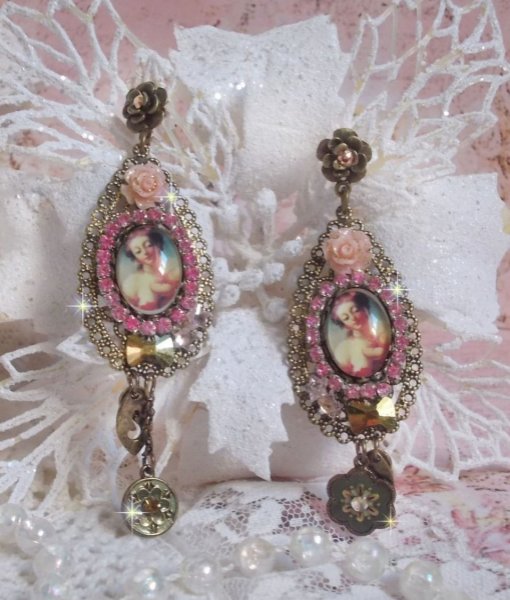 BO Rosalene skapad med kristaller, hartsblommor, berlocker och olika material. 