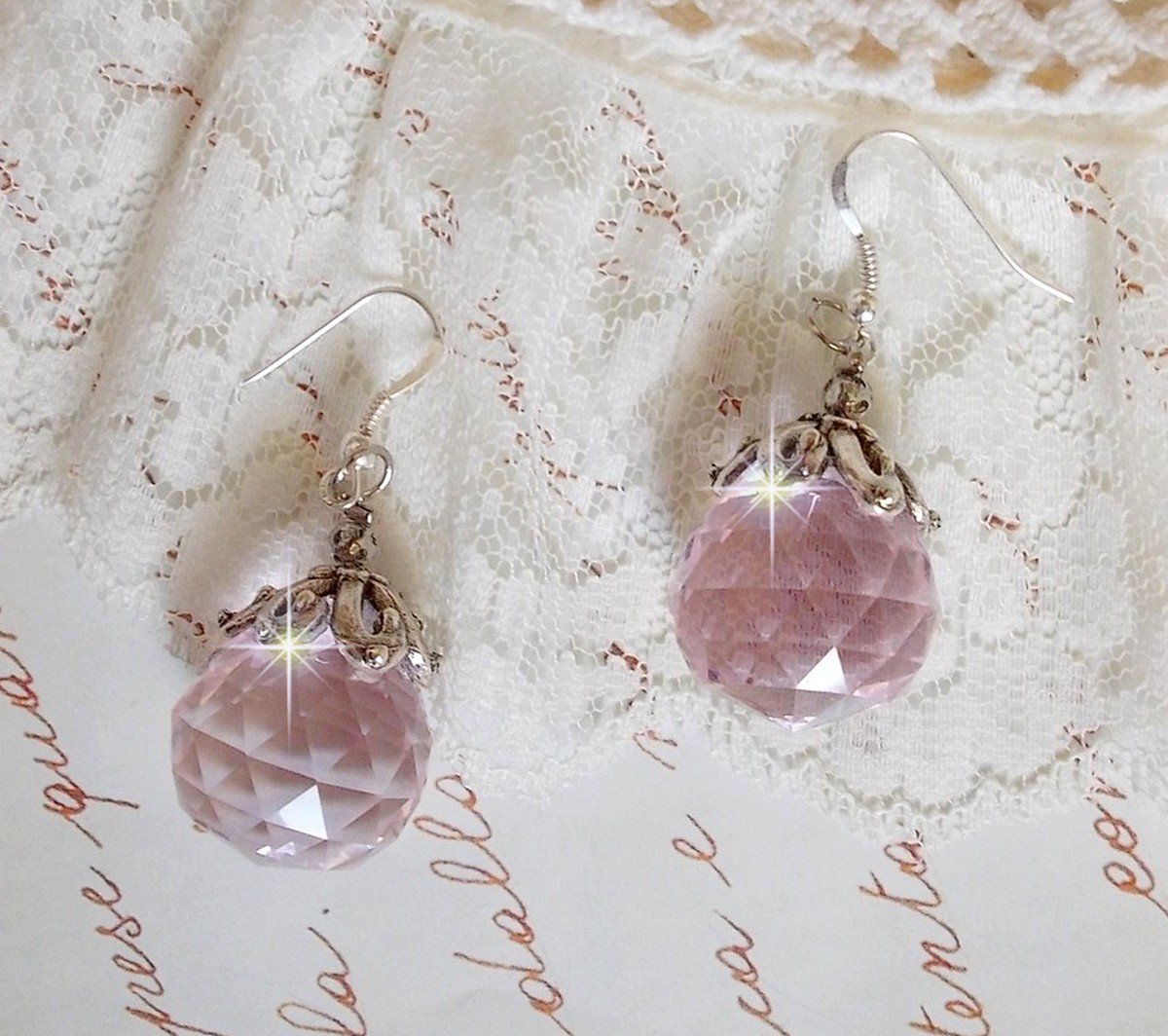 BO Rose Irisée med Swarovski-kristallkulor och öronkrokar i 925/1000 silver