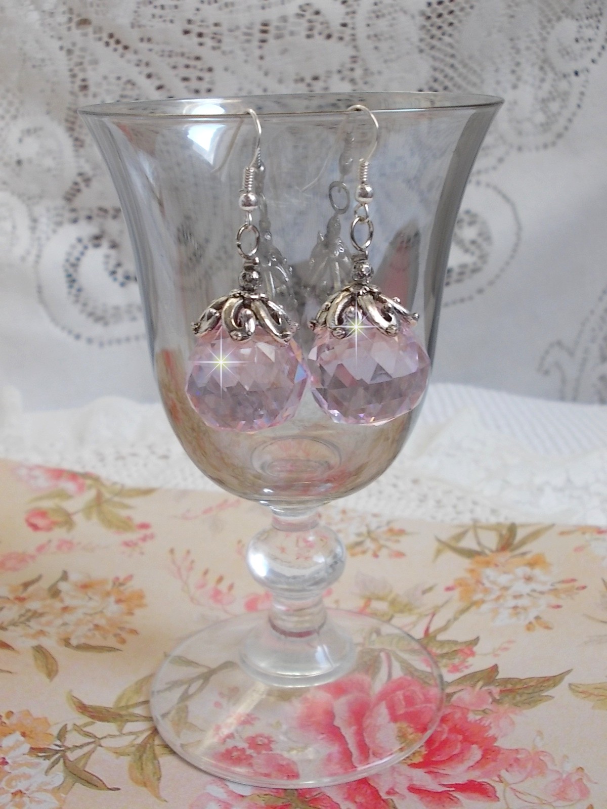 BO Rose Irisée med Swarovski-kristallkulor och öronkrokar i 925/1000 silver