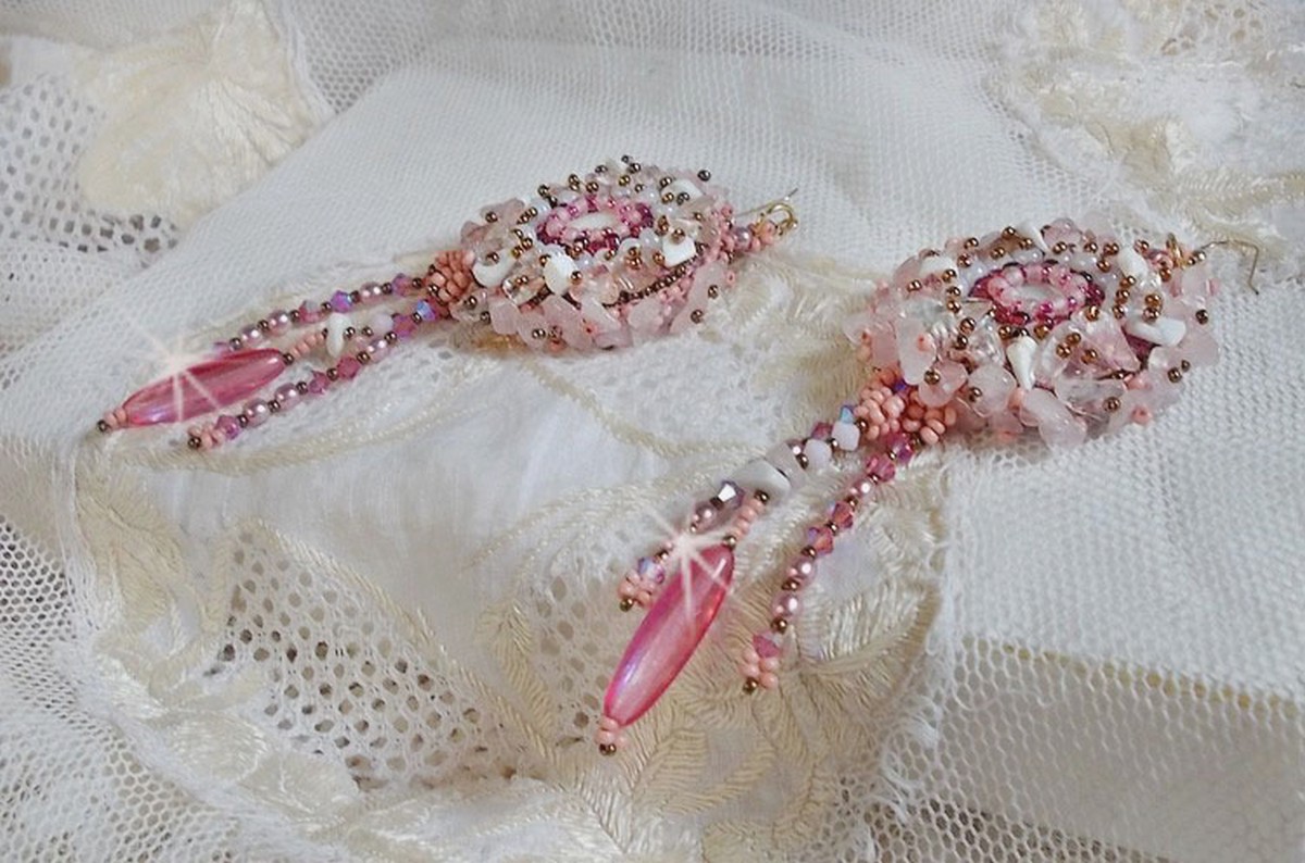 BO Rose Royale broderad med pärlemor cabochons, vit kvarts och Howlite chips, Swarovski kristaller, Pink Rockets, fröpärlor och 14 karat guldfyllda krokar.