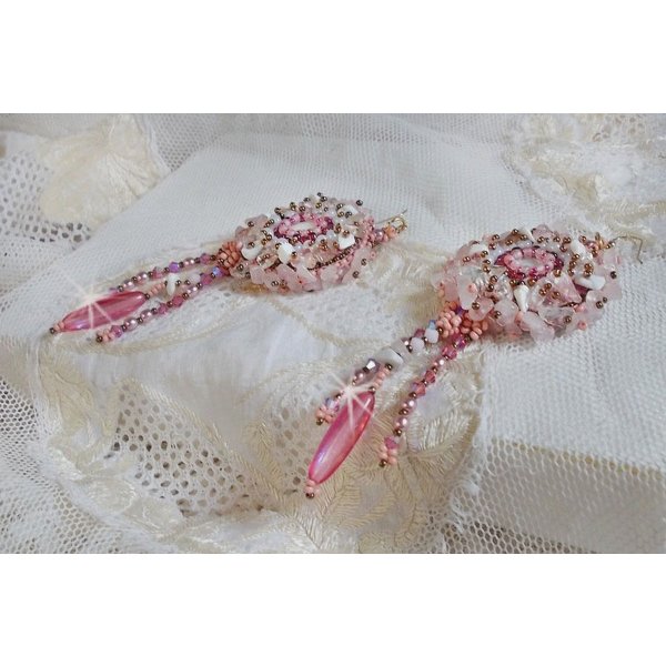 BO Rose Royale broderad med pärlemor cabochons, vit kvarts och Howlite chips, Swarovski kristaller, Pink Rockets, fröpärlor och 14 karat guldfyllda krokar.