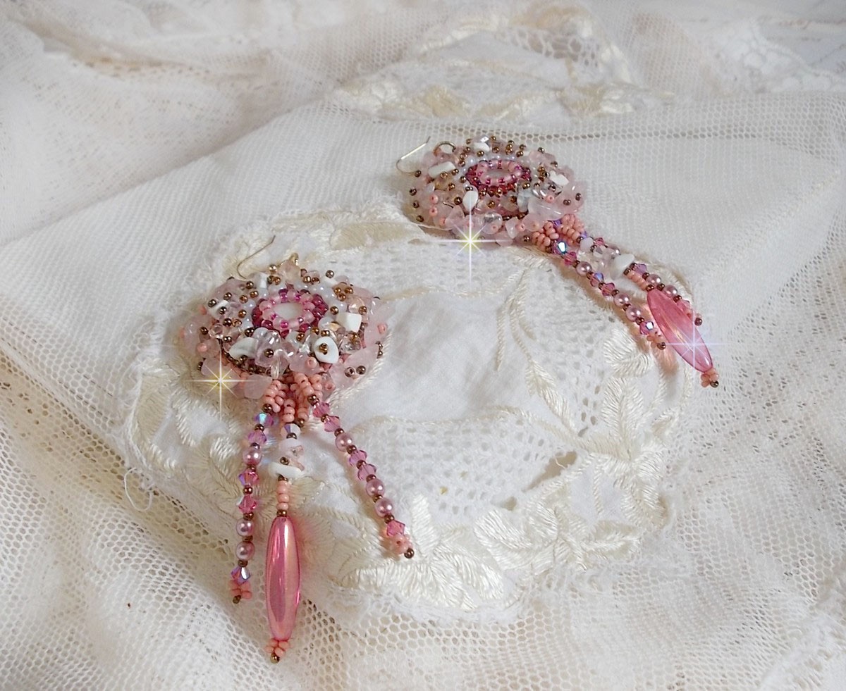BO Rose Royale broderad med pärlemor cabochons, vit kvarts och Howlite chips, Swarovski kristaller, Pink Rockets, fröpärlor och 14 karat guldfyllda krokar.