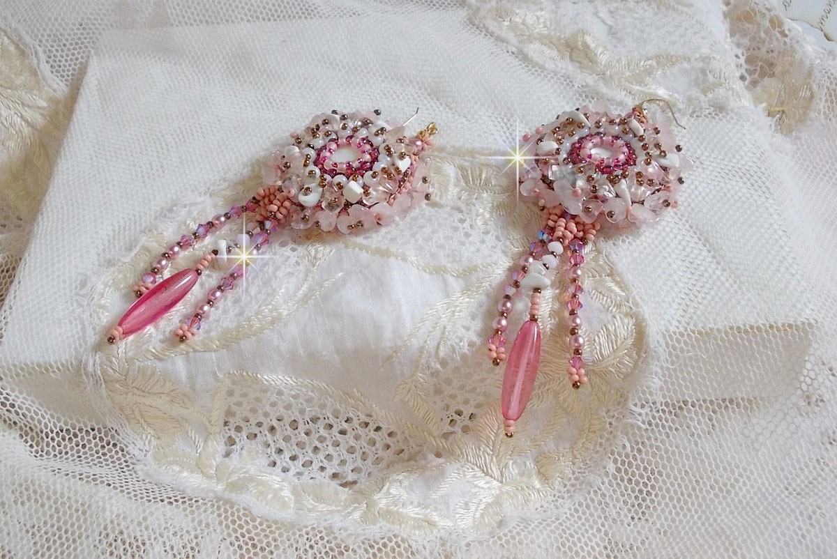 BO Rose Royale broderad med pärlemor cabochons, vit kvarts och Howlite chips, Swarovski kristaller, Pink Rockets, fröpärlor och 14 karat guldfyllda krokar.