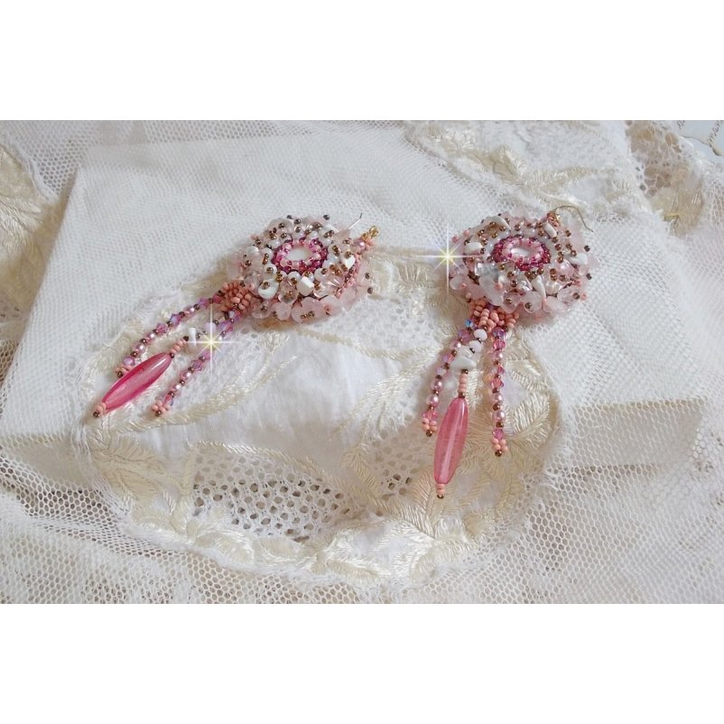 BO Rose Royale broderad med pärlemor cabochons, vit kvarts och Howlite chips, Swarovski kristaller, Pink Rockets, fröpärlor och 14 karat guldfyllda krokar.