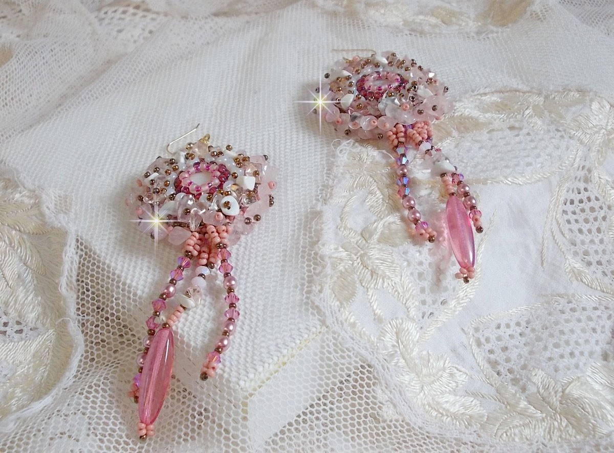 BO Rose Royale broderad med pärlemor cabochons, vit kvarts och Howlite chips, Swarovski kristaller, Pink Rockets, fröpärlor och 14 karat guldfyllda krokar.