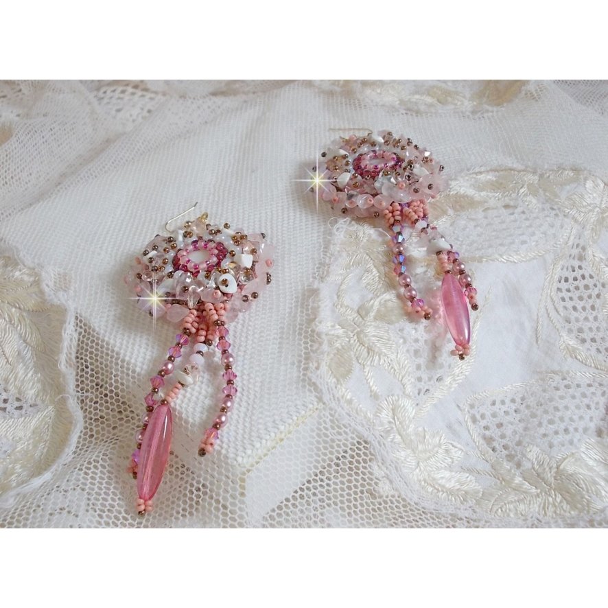 BO Rose Royale broderad med pärlemor cabochons, vit kvarts och Howlite chips, Swarovski kristaller, Pink Rockets, fröpärlor och 14 karat guldfyllda krokar.