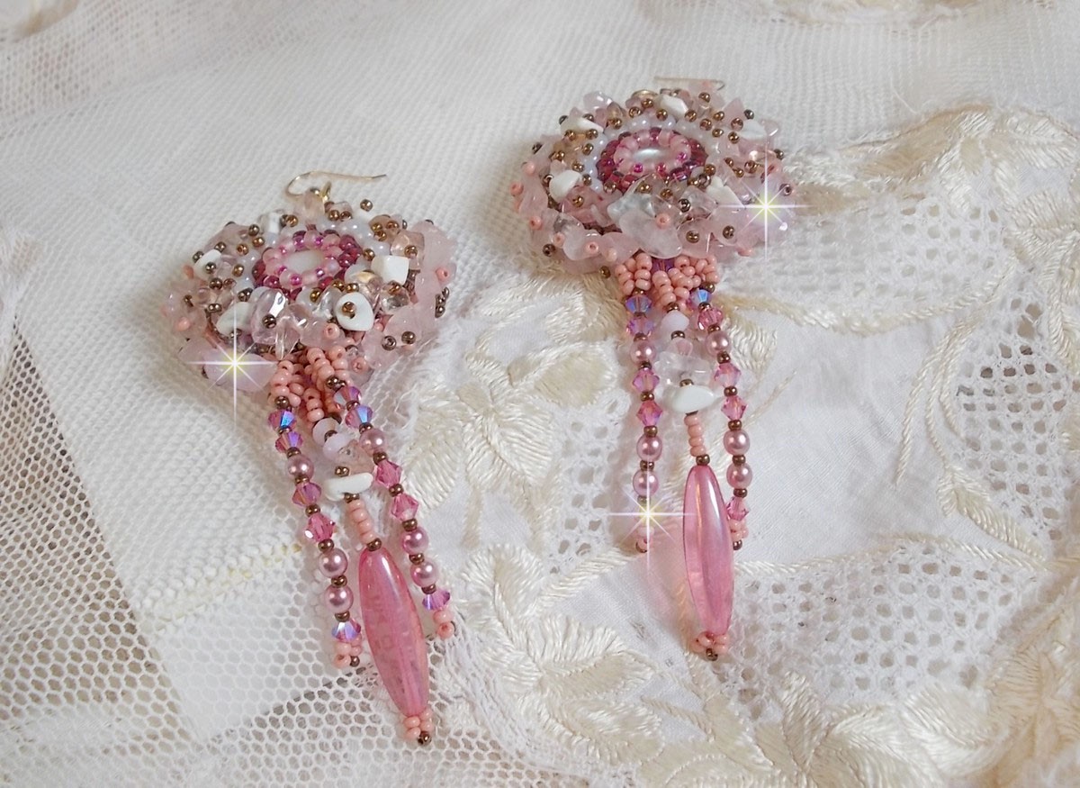 BO Rose Royale broderad med pärlemor cabochons, vit kvarts och Howlite chips, Swarovski kristaller, Pink Rockets, fröpärlor och 14 karat guldfyllda krokar.