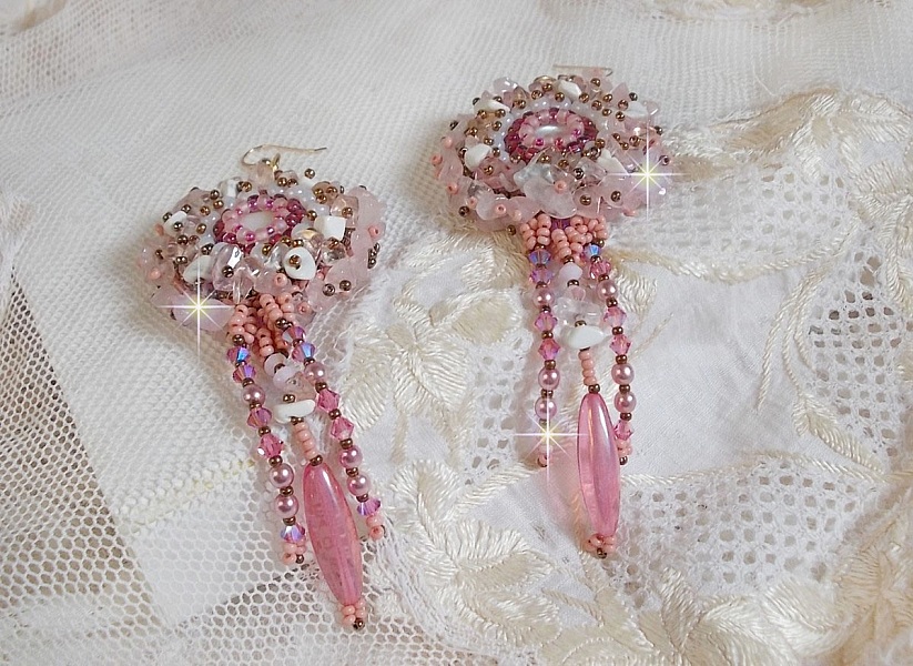 BO Rose Royale broderad med p&auml;rlemor cabochons, vit kvarts och Howlite chips, Swarovski kristaller, Pink Rockets, fr&ouml;p&auml;rlor och 14 karat guldfyllda krokar.