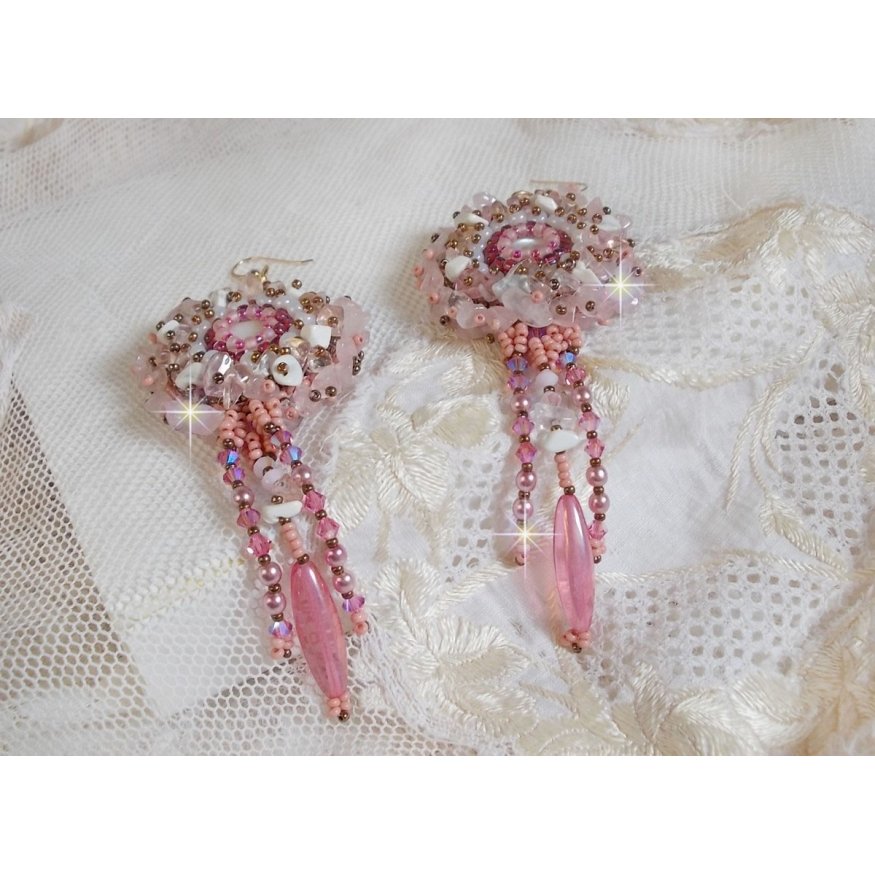 BO Rose Royale broderad med pärlemor cabochons, vit kvarts och Howlite chips, Swarovski kristaller, Pink Rockets, fröpärlor och 14 karat guldfyllda krokar.