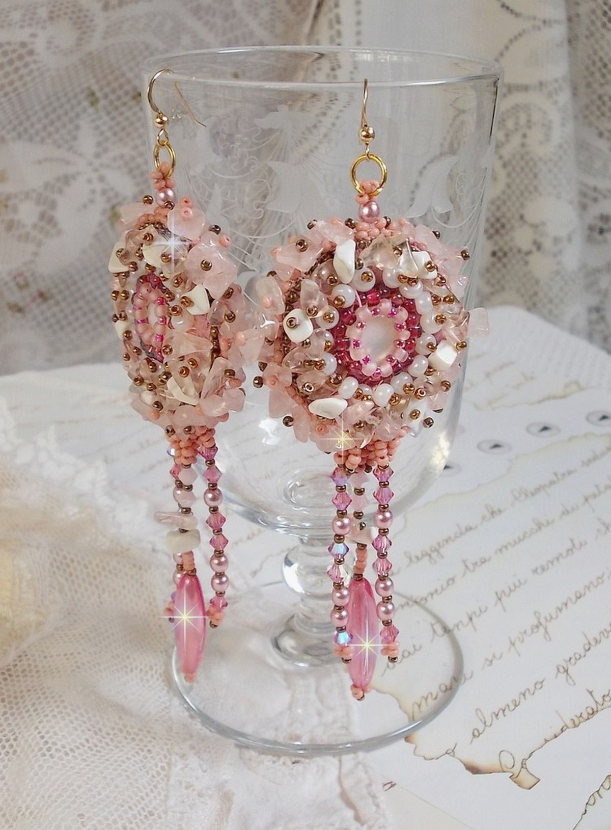 BO Rose Royale broderad med pärlemor cabochons, vit kvarts och Howlite chips, Swarovski kristaller, Pink Rockets, fröpärlor och 14 karat guldfyllda krokar.