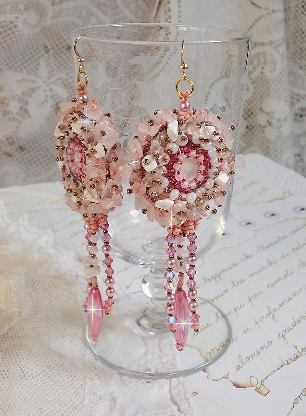 BO Rose Royale broderad med p&auml;rlemor cabochons, vit kvarts och Howlite chips, Swarovski kristaller, Pink Rockets, fr&ouml;p&auml;rlor och 14 karat guldfyllda krokar.