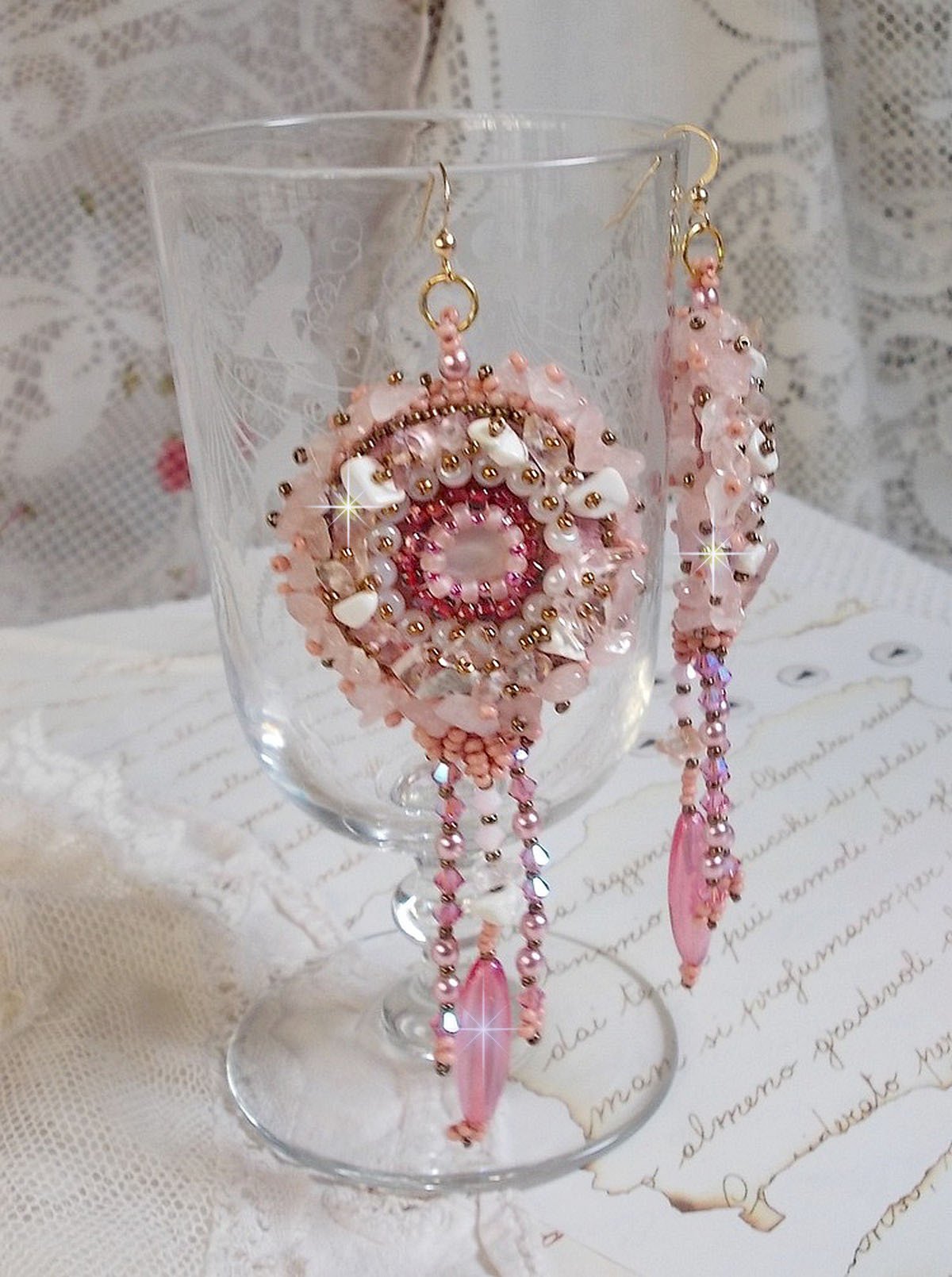 BO Rose Royale broderad med pärlemor cabochons, vit kvarts och Howlite chips, Swarovski kristaller, Pink Rockets, fröpärlor och 14 karat guldfyllda krokar.