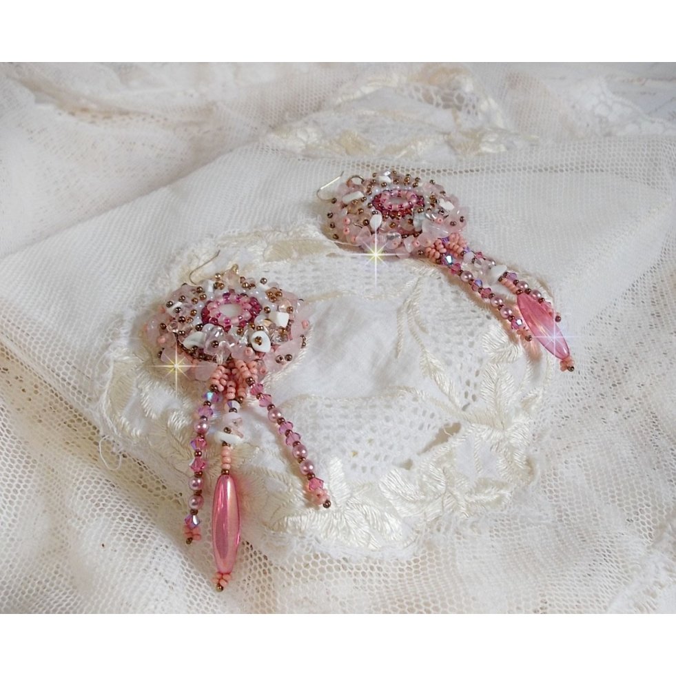 BO Rose Royale broderad med pärlemor cabochons, vit kvarts och Howlite chips, Swarovski kristaller, Pink Rockets, fröpärlor och 14 karat guldfyllda krokar.