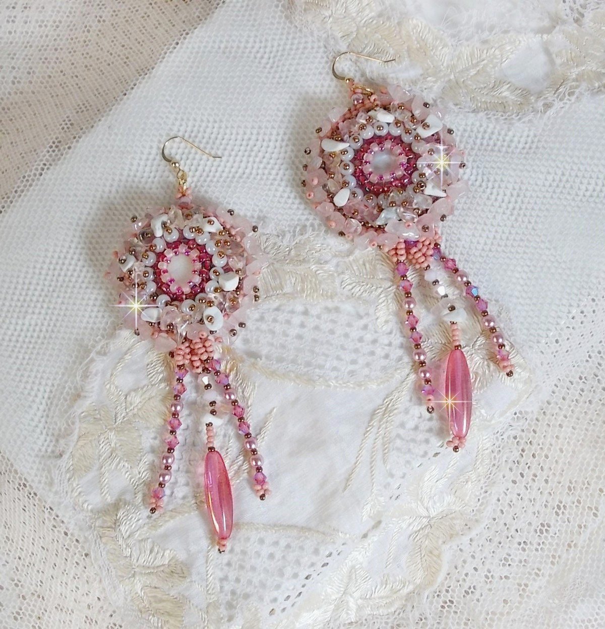 BO Rose Royale broderad med pärlemor cabochons, vit kvarts och Howlite chips, Swarovski kristaller, Pink Rockets, fröpärlor och 14 karat guldfyllda krokar.