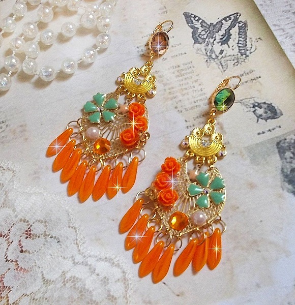 BO Roseraie Orange Roses skapad med Swarovski crystal rhinestones och cabochons, blommor, orange dolkar, glas cabochons och kvalitetstillbeh&ouml;r.