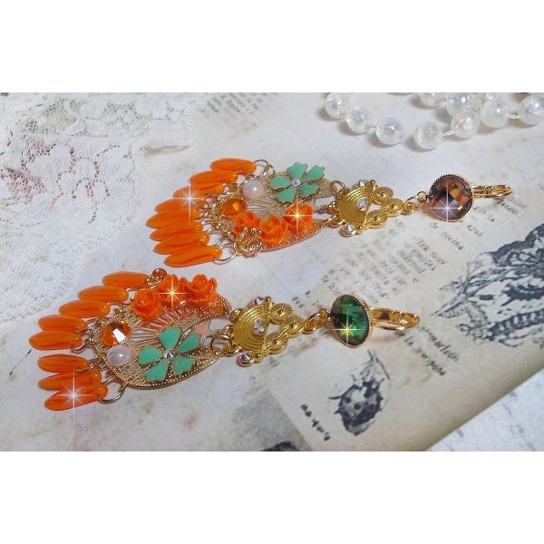 BO Roseraie Orange Roses skapad med Swarovski crystal rhinestones och cabochons, blommor, orange dolkar, glas cabochons och kvalitetstillbehör.