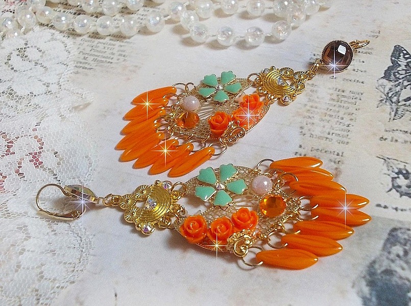 BO Roseraie Orange Roses skapad med Swarovski crystal rhinestones och cabochons, blommor, orange dolkar, glas cabochons och kvalitetstillbeh&ouml;r.