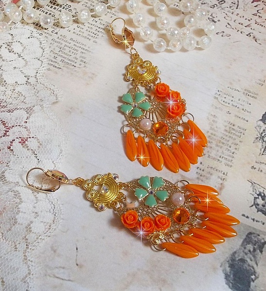 BO Roseraie Orange Roses skapad med Swarovski crystal rhinestones och cabochons, blommor, orange dolkar, glas cabochons och kvalitetstillbeh&ouml;r.