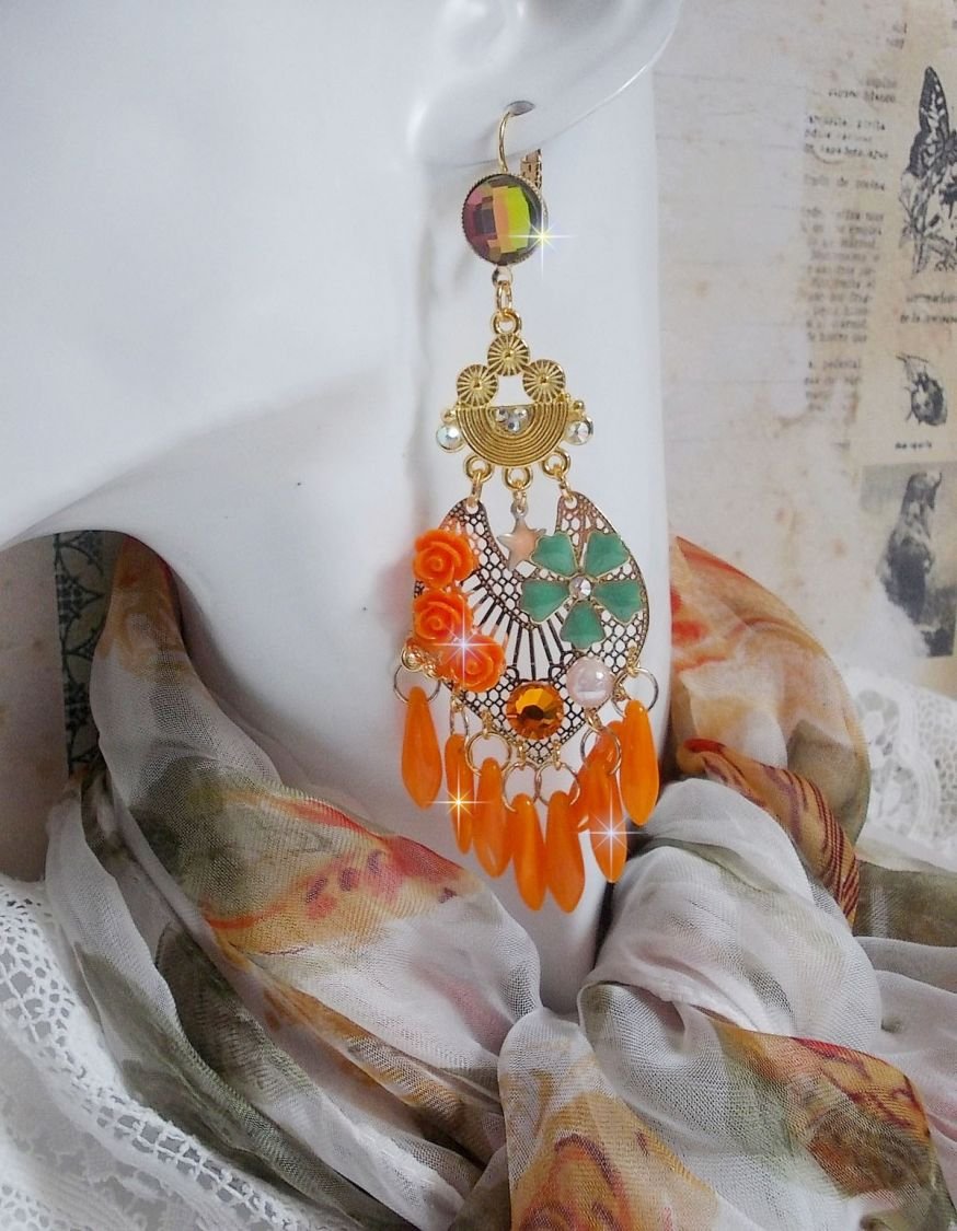 BO Roseraie Orange Roses skapad med Swarovski crystal rhinestones och cabochons, blommor, orange dolkar, glas cabochons och kvalitetstillbehör.