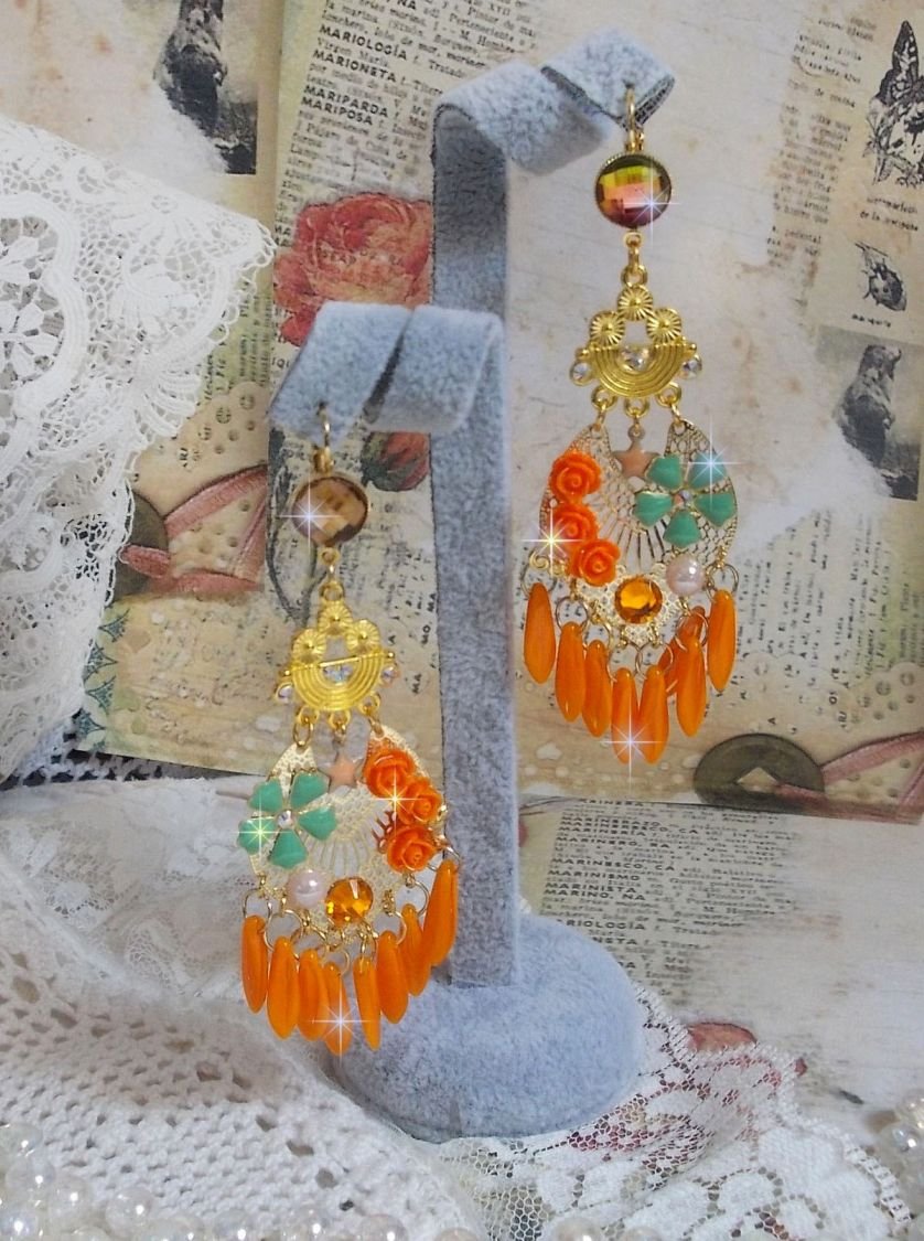 BO Roseraie Orange Roses skapad med Swarovski crystal rhinestones och cabochons, blommor, orange dolkar, glas cabochons och kvalitetstillbehör.