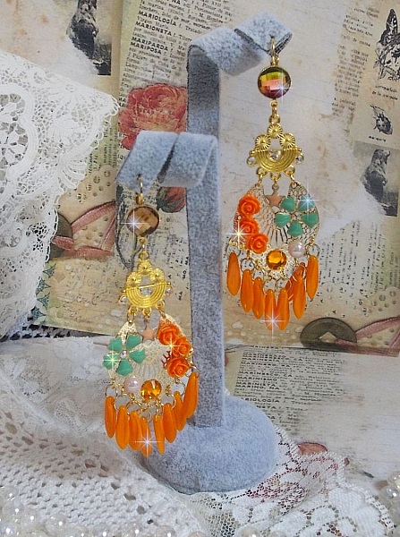 BO Roseraie Orange Roses skapad med Swarovski crystal rhinestones och cabochons, blommor, orange dolkar, glas cabochons och kvalitetstillbeh&ouml;r.