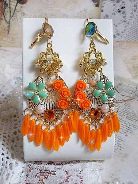 BO Roseraie Orange Roses skapad med Swarovski crystal rhinestones och cabochons, blommor, orange dolkar, glas cabochons och kvalitetstillbeh&ouml;r.