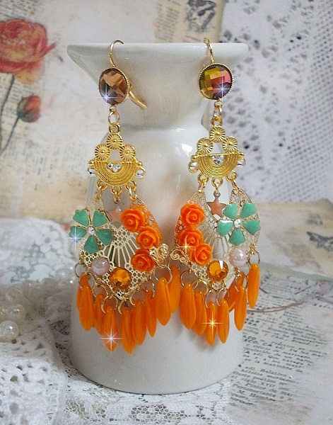 BO Roseraie Orange Roses skapad med Swarovski crystal rhinestones och cabochons, blommor, orange dolkar, glas cabochons och kvalitetstillbeh&ouml;r.