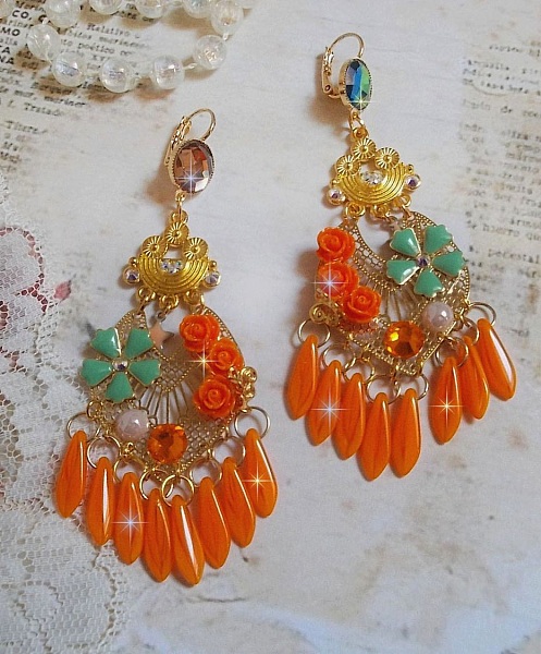 BO Roseraie Orange Roses skapad med Swarovski crystal rhinestones och cabochons, blommor, orange dolkar, glas cabochons och kvalitetstillbeh&ouml;r.