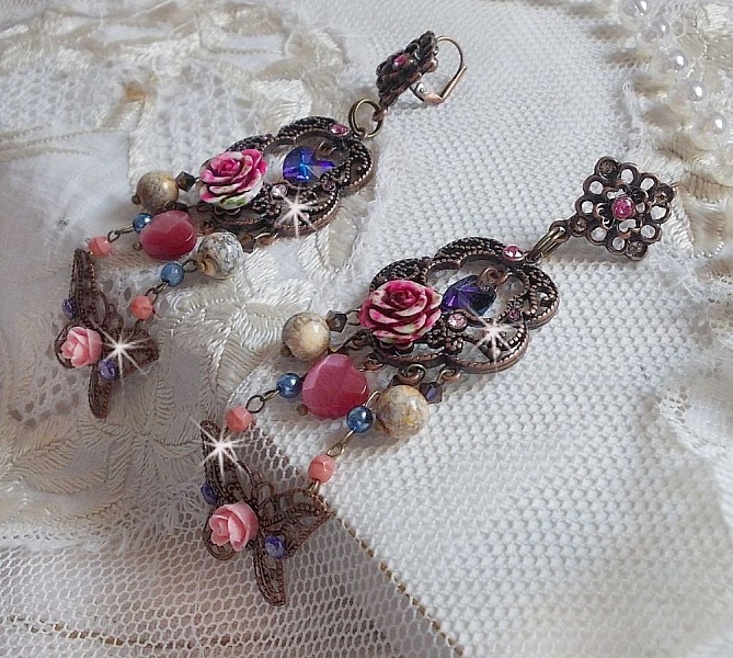 BO Roses and Butterfly med dessa s&ouml;ta blommor och fj&auml;rilar, glasp&auml;rlor med katt&ouml;ga och rosa marmorfacetter.