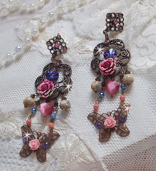 BO Roses and Butterfly med dessa s&ouml;ta blommor och fj&auml;rilar, glasp&auml;rlor med katt&ouml;ga och rosa marmorfacetter.